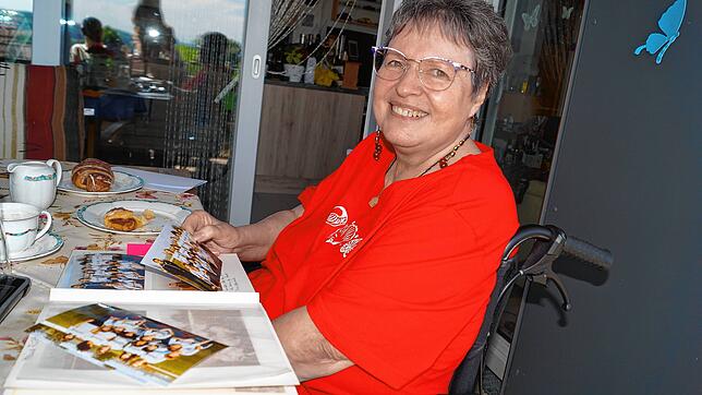 Renate Heilig schreibt an einer Chronik über ihr Leben mit der Spielvereinigung F.A.L. und sichtet dafür alte Fotos der ersten ...