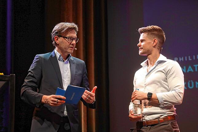 SÜDKURIER-Chefredakteur Stefan Lutz (links) im Gespräch mit KI-Forscher und Wissenschaftsjournalist Philip Häusser.