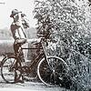 Mann mit Feldstecher: Ein Schweizer Grenzwächter mit Militärvelo auf Patrouille in den 1930er-Jahren. Will er etwa Schmugglern auf die ...