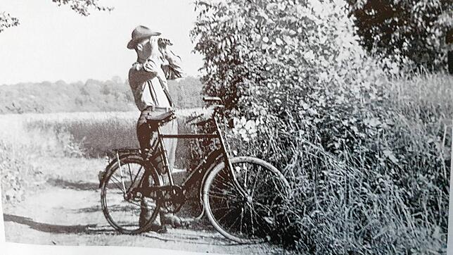 Mann mit Feldstecher: Ein Schweizer Grenzwächter mit Militärvelo auf Patrouille in den 1930er-Jahren. Will er etwa Schmugglern auf die ...