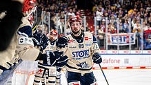 Torjubel: Schwenningens Zach Senyshyn nach seinem Treffer zum zwischenzeitlichen 2:3 in Nürnberg. Am Ende mussten die Wild Wings eine ...