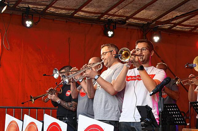 Bild 8: Feiern am Freitag in Dettingen – Hier gibt‘s die besten Bilder vom Dorffest