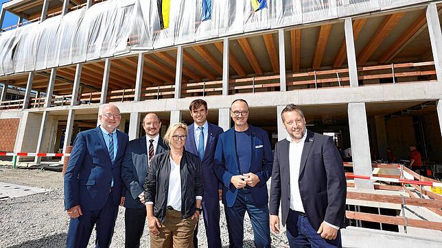 Das Foto vom Richtfest des Berufsschulzentrums zeigt (v.l.) Martin Pohlmann-Strakhof (Schulleiter Wessenberg-Schule), Bastian Höfel vom ...