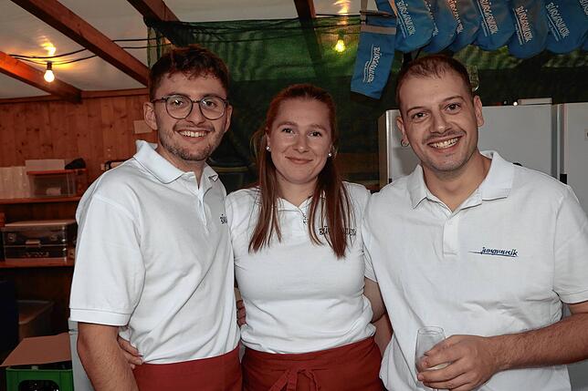Bild 12: Ein Prosit der Gemütlichkeit! Fotos vom zweiten Abend beim Reichenauer Weinfest 2025