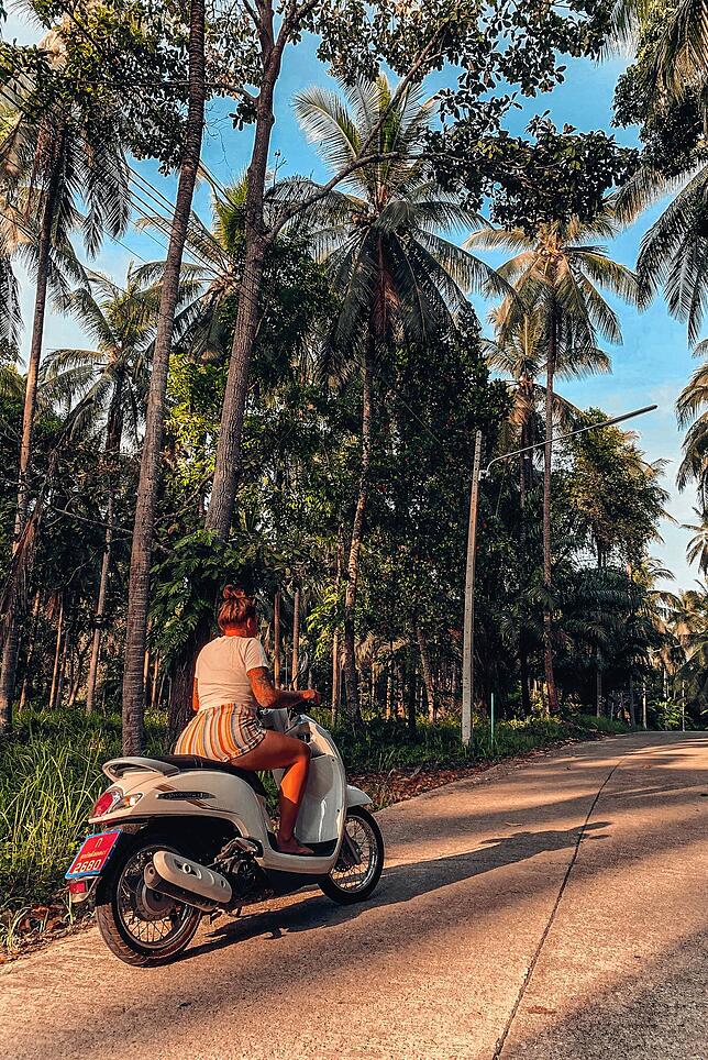Mit dem Roller fährt Melzer durch die Natur Thailands. Dieses Foto entstand kurz vor ihrem Rollerunfall.