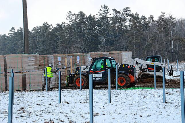Der Bau der etwa zwei Fußballfelder großen Photovoltaik-Anlage hat begonnen. Sie soll im April in Betrieb genommen werden.