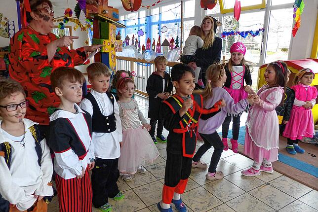 Der Narrenverein Hü-Ri hat die Kinder im Kindergarten Riedern befreit.