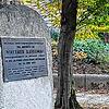 Die Rheinfelder Stadtführerin Manuela Eder auf Recherchereise neben dem Gedenkstein für Walther Rathenau in Berlin.