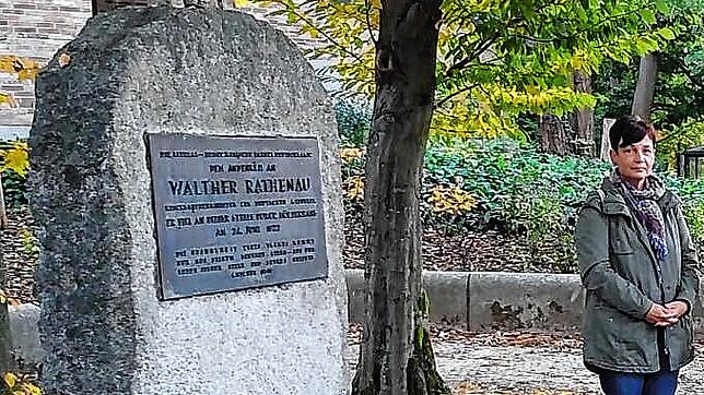 Die Rheinfelder Stadtführerin Manuela Eder auf Recherchereise neben dem Gedenkstein für Walther Rathenau in Berlin.