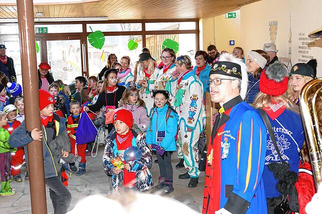 Die Klosternarren befreien in Begleitung der Zunftkapelle die Kindergartenkinder.