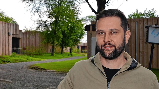 Campingplatzbetreiber Claudius Wirth freut sich, dass die 17 neuen Chalets auf dem Gelände nun fertig geworden sind.