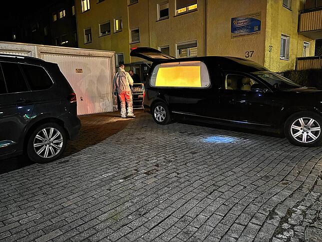 Die Leiche der Frau wurde noch am Dienstag vom Bestatter abtransportiert.