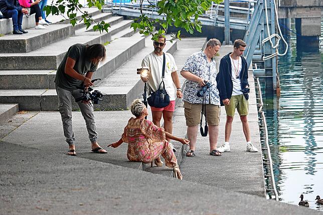 Alexandra Hofmann (vorn) beim Musikvideodreh am Überlinger Landungsplatz. Mit dabei sind hier Kameramann Oliver Thomas, Regisseur Marco ...
