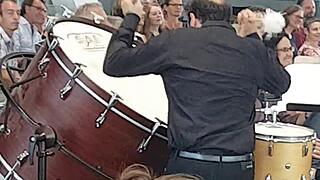 Beginn von Ralf Kleinehandings Stück für Chor, Schlagzeugquartett und schrottreifen PKW