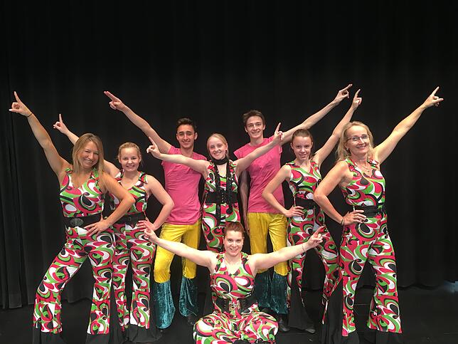 Bad Dürrheim, Kurhaus, Do, 11.7., 20 Uhr: &bdquo;Mamma Mia&ldquo; erzählt die humorvolle Geschichte um drei mögliche Väter und zwei ...
