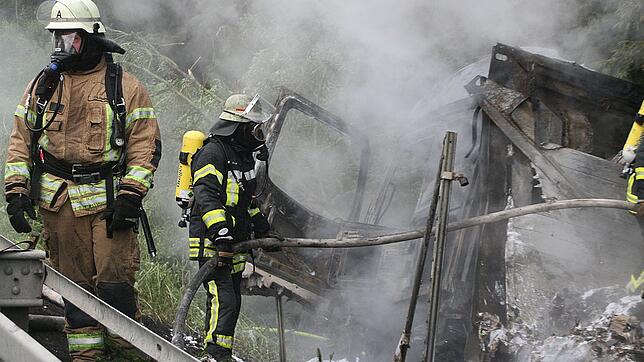 Feuerwehrmänner am Unfallort im Juli 2019.