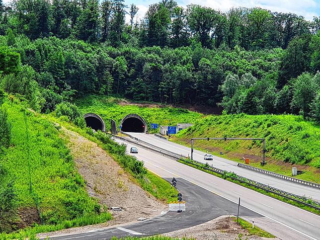 Blick vom Westportal des Herrschaftsbucktunnels aus auf die beiden Tunnelröhren durch den Nollinger Berg.