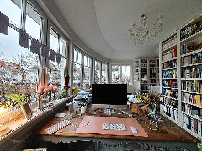 Hier entstehen ihre Romane: Blick auf den Schreibtisch im Arbeitszimmer von Eva-Maria Bast.
