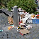 (Archivbild) Mülleimer in Konstanz – hier am Konstanzer Hafen im Mai 2021 – quellen regelmäßig über. Denn während der ...