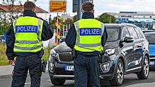 Die Bundespolizei kontrolliert den Einreiseverkehr am deutsch-polnischen Grenzübergang Stadtbrücke zwischen Frankfurt (Oder) und ...