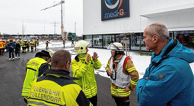 Meßkirchs Bürgermeister Arne Zwick (rechts) macht sich ein Bild vom Einsatz der Feuerwehren.