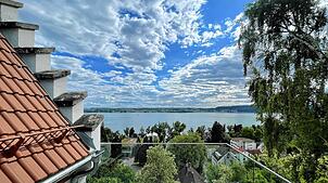 Von der neuen Terrasse und von den Balkonen eröffnet sich ein außergewöhnlicher Panoramablick. Fotos: Hanspeter Walter