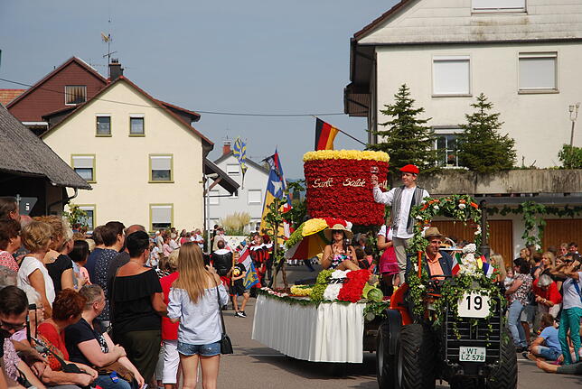 Auch die italienische Partnergemeinde Sanza beteiligte sich am Winzerfestumzug in Erzingen.