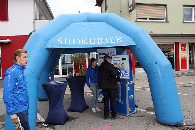 Beim Gewinnspiel am Stand des SÜDKURIER war Geschicklichkeit gefragt.