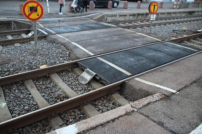 ...und der Bahnübergang verschwindet. Künftig sollen Aufzüge einen sicheren Gleiswechsel gewährleisten.