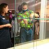 Patrizia Solombrino mit einem Besucher der Ausstellung &bdquo;Wunderkammer&ldquo; im September, als im Aargau noch keine Maskenpflicht ...