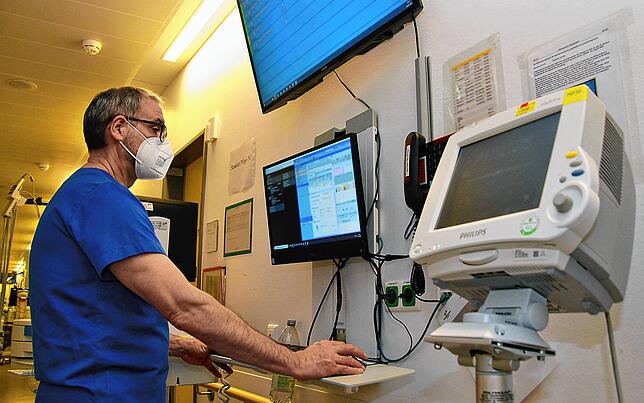 Bernhard Kumle kann mit Blick auf die Monitore sehen, welcher Krankenwagen sich wo befindet und welche Patienten sich auf der Anfahrt ...