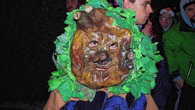 Die knorrige Rebfüdlemaske wurde von dem Jestetter Kunstbildhauer Eberhard Rieber entworfen und geschnitzt.