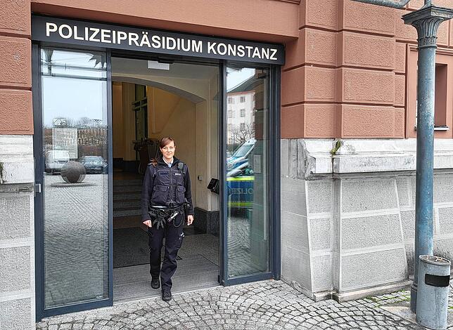 Heike Gaiser vor dem Polizeipräsidium in Konstanz. Die 31-Jährige ist seit 2016 dort als Polizeibeamtin und lerne mit jedem neuen ...
