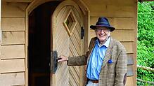 Konrad Flöß heißt Besucher in der neuen Hofkapelle seines Konradihofs, der Jakobuskapelle, herzlich willkommen.