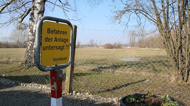 Ein Zaun trennt die Gartenfreunde von den Reichenauer Wiesen: Die Stadt Radolfzell will auf dem Gelände zwischen der Kleingartenanlage ...