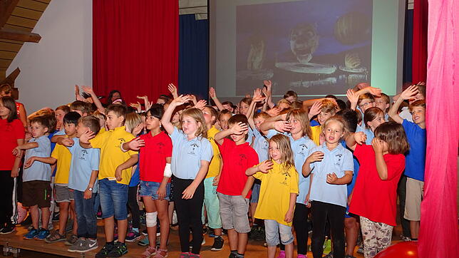 Ein fröhliches Winken zum Abschied: Die Schüler werden ihre Frau Heidenreich vermissen.
