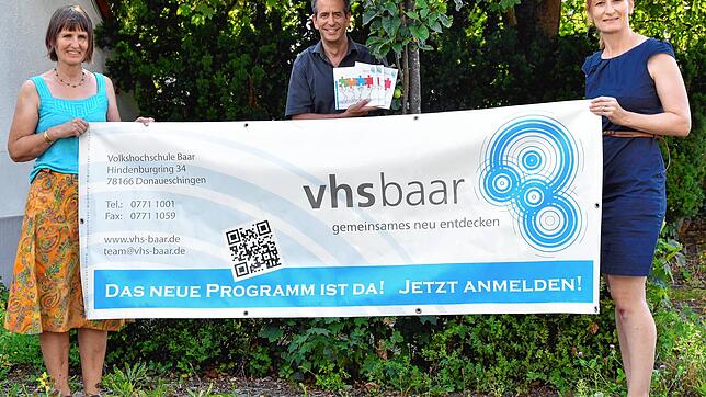 VHS-Vertreter präsentieren zum Semesterstart das neue Programm. die Anmeldezeit beginnt am morgigen Donnerstag. Bild: VHS Baar