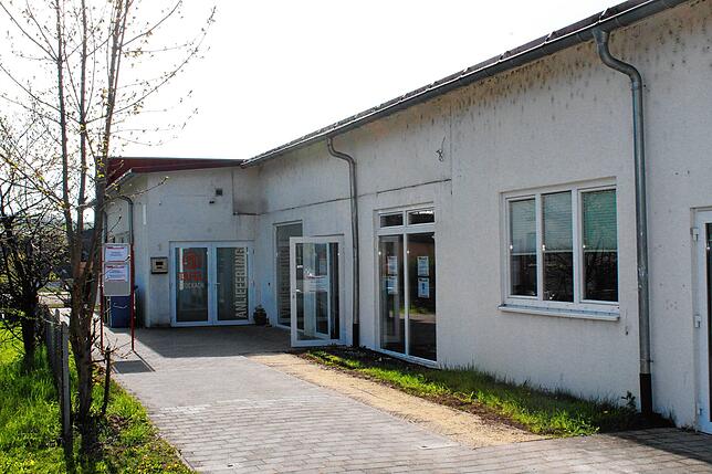 Bald wird ein großes Banner auf das Testzentrum hinweisen. Bis dahin geht es darum, möglichst vielen Menschen zu beschreiben, wo sich ...