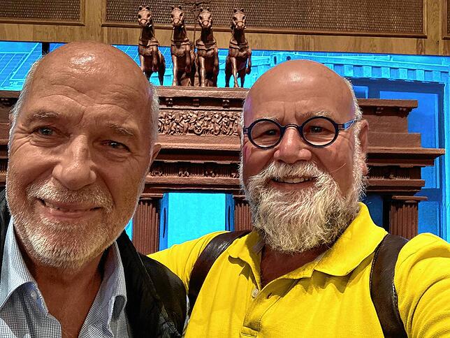 Joachim Sondermann mit seinen Schulfreund Jürgen Rausch (links), der das bekannte Schokoladenhaus in Berlin führt. Im Hintergrund das ...