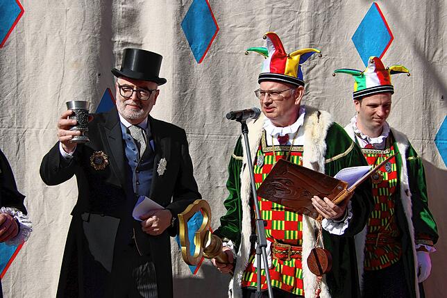 Ein emotionaler Moment für den Rathaus-Chef: Bürgermeister Rainer Stolz (links) musste zum letzten Mal den Schlüssel der Stadt abgeben, ...