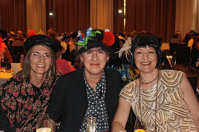 Bild 6: Gerlinde Kretschmann und Annette Schavan unter den Besucherinnen beim Frauenkaffee