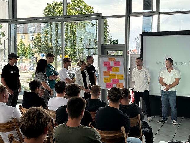 In Gruppen erarbeiten die Azubis ihre Erwartungen an die Ausbildung bei Südstern - Bölle.
