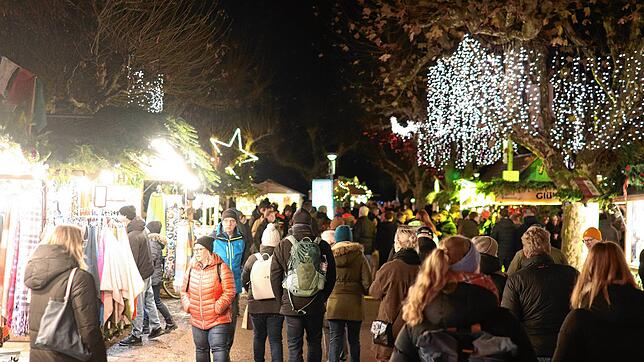 (Symbolbild) Der Weihnachtsmarkt am See in Konstanz – hier eine Aufnahme von der Eröffnung 2024 – lockt jedes Jahr Tausende Besucher an. ...