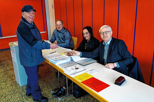 Konrad Miggisch bei seiner Stimmabgabe in Klengen. Die Wahlhelfer von links Markus Rist (Gemeinderat), Jasmin Steger, Harald Maute.