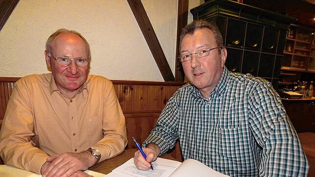 Händeringend werden in der Seelsorgeeinheit Kirchtal-Donau Kandidaten für die Pfarreiratswahl gesucht. Pfarrer Adolf Buhl (links) und ...