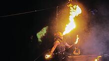 Er spielt gern mit dem Feuer. Am Samstag wird sich zeigen, ob Hannes Schwarz auch ein Millionenpublikum vor dem Fernseher überzeugen ...