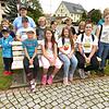 Auf moderne Schatzsuche gehen die Kinder aus Kommingen und Nordhalden zusammen mit ihren Betreuerinnen Bettina Rösch (links) und ...