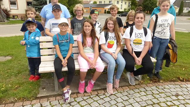 Auf moderne Schatzsuche gehen die Kinder aus Kommingen und Nordhalden zusammen mit ihren Betreuerinnen Bettina Rösch (links) und ...