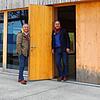 Ralf Maier (links) und Ralf Rakel von der Brauerei Zoller-Hof wollen am 1. Mai 2022 die Türen des Gastronomiegebäudes im Uferpark von ...