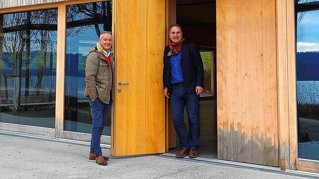 Ralf Maier (links) und Ralf Rakel von der Brauerei Zoller-Hof wollen am 1. Mai 2022 die Türen des Gastronomiegebäudes im Uferpark von ...